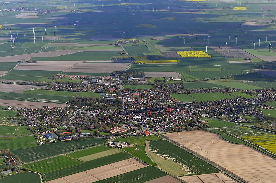 Wärmepumpe-Gurus in Wesselburen – Ansicht von Wesselburen (Foto: Ra Boe) Wärmepumpe-Gurus in Wesselburen – Ansicht von Wesselburen