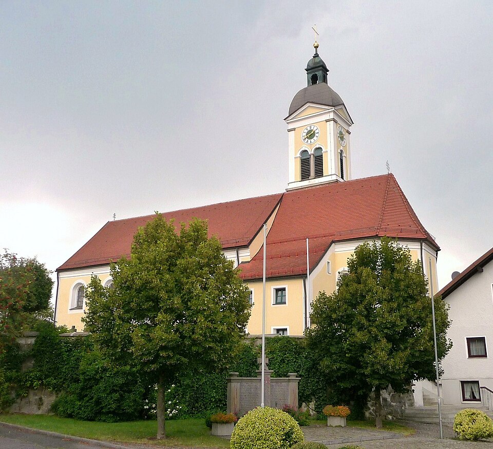 Wärmepumpe-Gurus in Wiesenfelden – Kirche (Foto: Konrad Lackerbeck) Kirche in Wiesenfelden – Wärmepumpe-Gurus vermittelt Fachbetriebe in Wiesenfelden