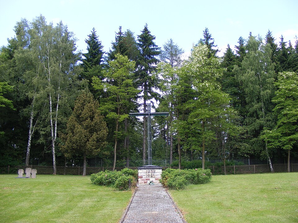 Wärmepumpe-Gurus in Wildflecken – Polenfriedhof (Foto: Teun Spaans) Polenfriedhof in Wildflecken – Wärmepumpe-Gurus vermittelt Fachbetriebe in Wildflecken