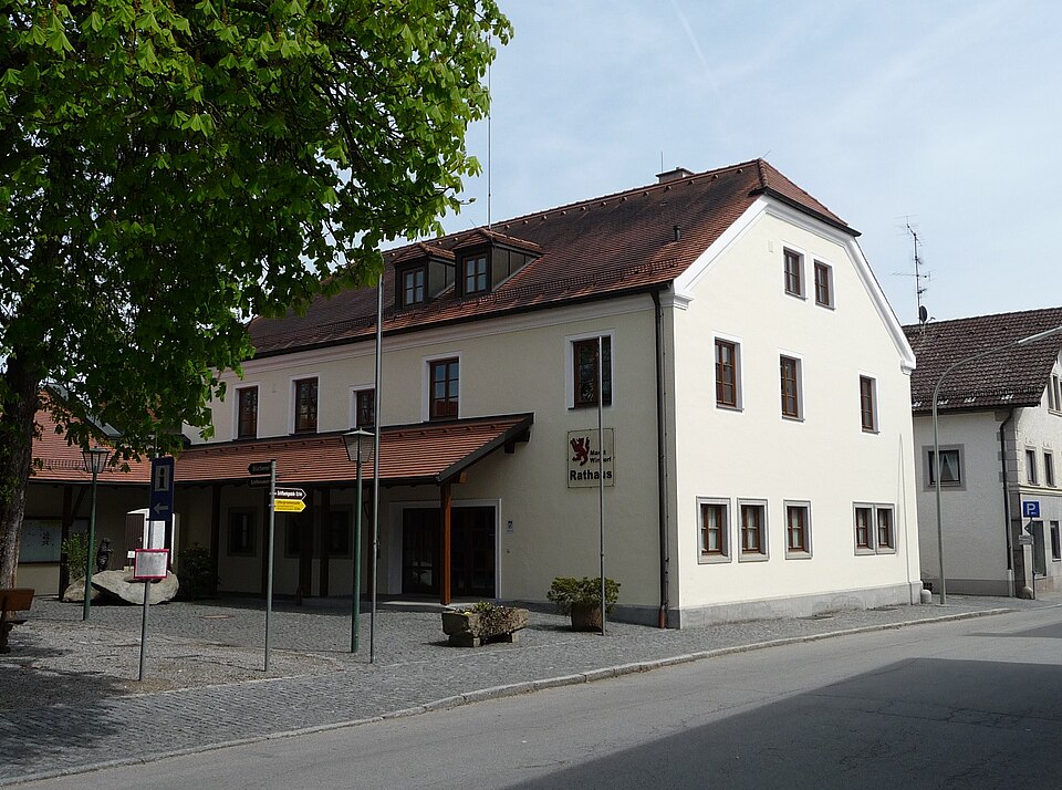 Wärmepumpe-Gurus in Windorf – Rathaus (Foto: Konrad Lackerbeck) Rathaus in Windorf – Wärmepumpe-Gurus vermittelt Fachbetriebe in Windorf