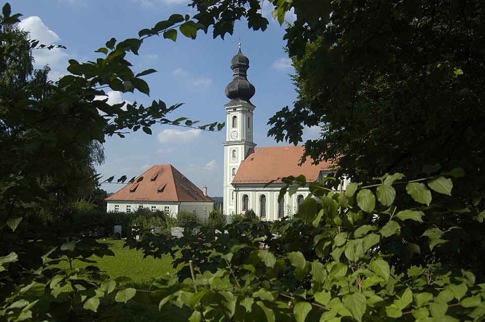 Wärmepumpe-Gurus in Wörth – Kirche und Pfarrhaus (Foto: Mosiva) Kirche und Pfarrhaus in Wörth – Wärmepumpe-Gurus vermittelt Fachbetriebe in Wörth