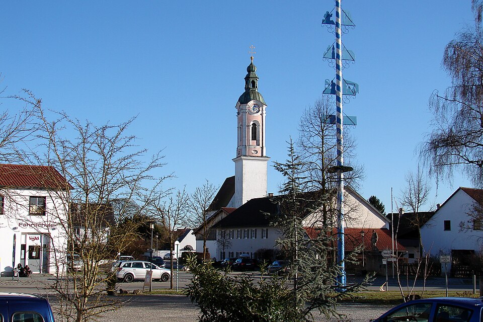 Wärmepumpe-Gurus in Zolling – Dorfplatz (Foto: H.Helmlechner) Dorfplatz in Zolling – Wärmepumpe-Gurus vermittelt Fachbetriebe in Zolling